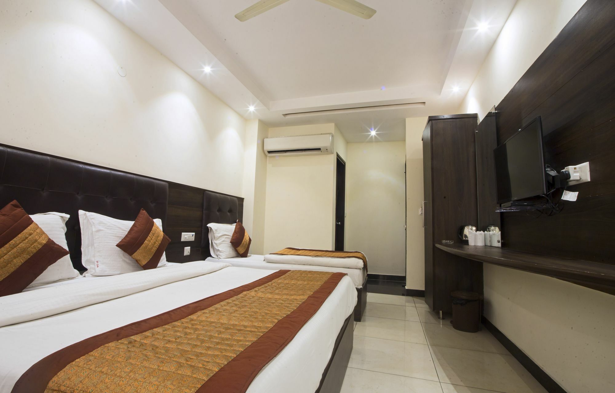 Hotel FabExpress Le Continental Nuova Delhi Esterno foto