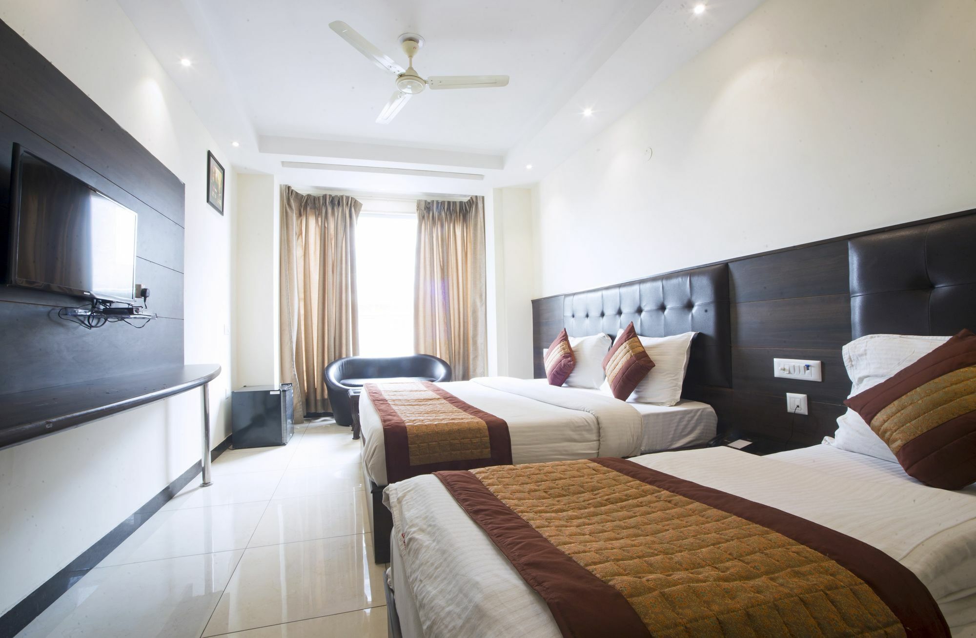 Hotel FabExpress Le Continental Nuova Delhi Esterno foto