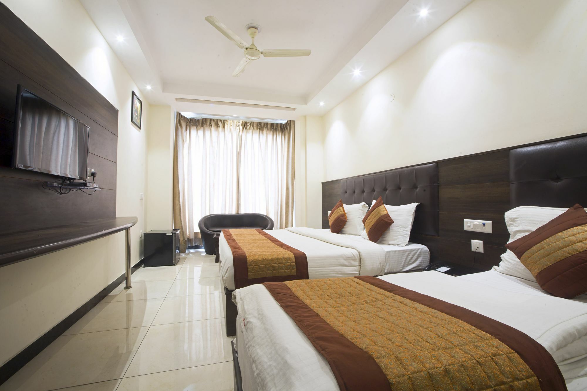 Hotel FabExpress Le Continental Nuova Delhi Esterno foto